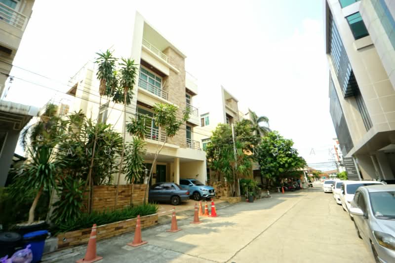 Baan Preecha Rama 2 Ratpattana, Bangkok, Saphan Sung, Saphan Sung, Bangkok, 4 Bedrooms, 291 sqm, Single Detached House For Rent, by Panuwat Ruangrak, 500157792 - DDproperty.com