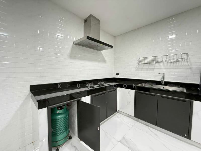 For Rent! 3-Storey Townhome in Prime Location with convenient access to Bangna, Srinakarin, and Thep, Bangkok, ศรีนครินทร์ – เทพารักษ์, Nong Bon, Prawet, Bangkok, 3 Bedrooms, 230 sqm, Single Detached House For Rent, by Khun Poon, 500157908 - DDproperty.com