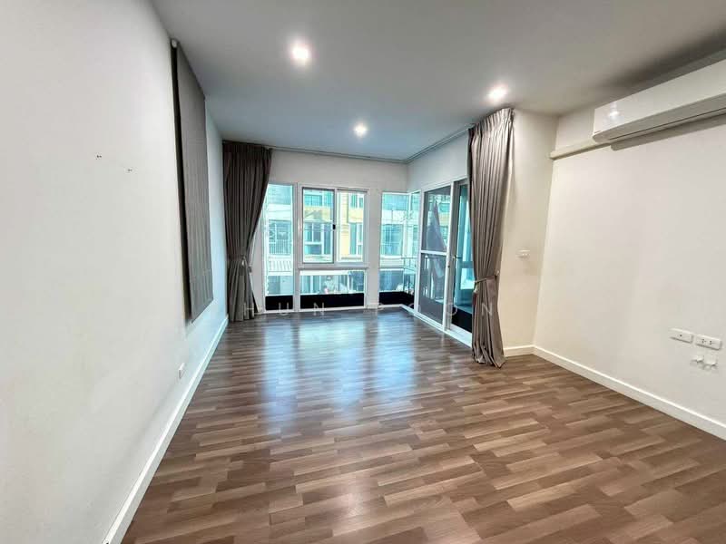 For Rent! 3-Storey Townhome in Prime Location with convenient access to Bangna, Srinakarin, and Thep, Bangkok, ศรีนครินทร์ – เทพารักษ์, Nong Bon, Prawet, Bangkok, 3 Bedrooms, 230 sqm, Single Detached House For Rent, by Khun Poon, 500157908 - DDproperty.com