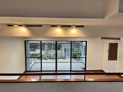 ขาย - ทาวน์เฮาส์ 33 ตรว. ย่านเพลินจิต ใกล้คอนโดมาเอสโตรร่วมฤดี, กรุงเทพ