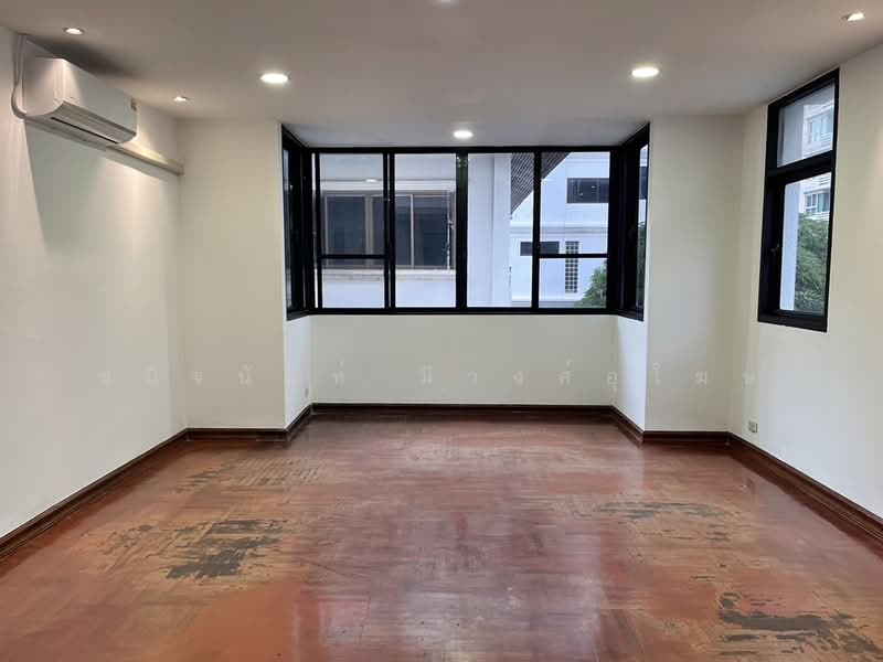 Town House 33 sqw. For Sale near Maestro 02 Ruamrudee, Ploenchit, Bangkok, ร่วมฤดี, Lumphini, Pathum Wan, Bangkok, 4 Bedrooms, 350 sqm, Townhouse For Sale, by Chanitnun Mewongukote, 500158397 - DDproperty.com