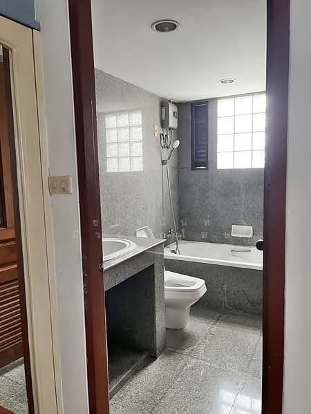 Town House 33 sqw. For Sale near Maestro 02 Ruamrudee, Ploenchit, Bangkok, ร่วมฤดี, Lumphini, Pathum Wan, Bangkok, 4 Bedrooms, 350 sqm, Townhouse For Sale, by Chanitnun Mewongukote, 500158397 - DDproperty.com