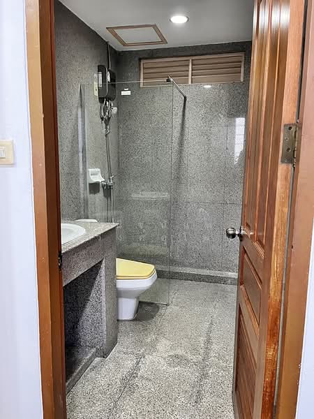 Town House 33 sqw. For Sale near Maestro 02 Ruamrudee, Ploenchit, Bangkok, ร่วมฤดี, Lumphini, Pathum Wan, Bangkok, 4 Bedrooms, 350 sqm, Townhouse For Sale, by Chanitnun Mewongukote, 500158397 - DDproperty.com