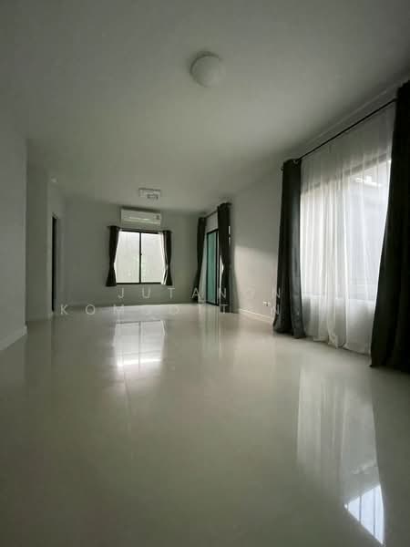 Kanasiri Wongwaen Lumlukka, Pathum Thani, Kanchanaphisek Ring, Bung Kham Proi, Lam Luk Ka, Pathum Thani, 5 Bedrooms, 219 sqm, Single Detached House For Rent, by Jutanon Komoottanaruk, 500159843 - DDproperty.com