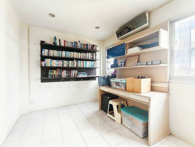 3-story corner townhome for sale in Rim Suan Don Mueang, Soi Pracha Uthit 12., Bangkok, ประชาอุทิศ, Don Mueang, Don Mueang, Bangkok, 3 Bedrooms, 180 sqm, Townhouse For Sale, by CHAWALIT KONGSAKPAIBUL, 500160124 - DDproperty.com