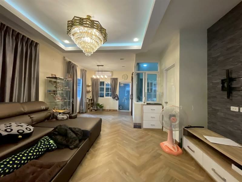 โกลเด้น ทาวน์ ลาดพร้าว-เกษตรนวมินทร์ (Golden Town Ladprao-Kaset Nawamin), กรุงเทพ, คลองกุ่ม, บึงกุ่ม, กรุงเทพ, 150 ตร.ม., ทาวน์เฮ้าส์ ขาย, โดย คุณ สุภัตรา พลอยแดง (แพร), 500160301 - DDproperty.com