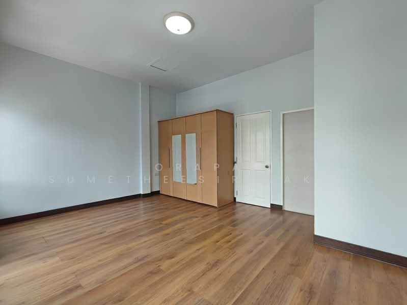 Baan Klang Muang Ratchada-Ladprao, Bangkok, Soi Ban Klang Mueang Yaek Ratchada-Lat Phrao 2, Chan Kasem, Chatuchak, Bangkok, 3 Bedrooms, 150 sqm, Townhouse For Sale, by Orapa Sumetheesirisakul, 500161745 - DDproperty.com