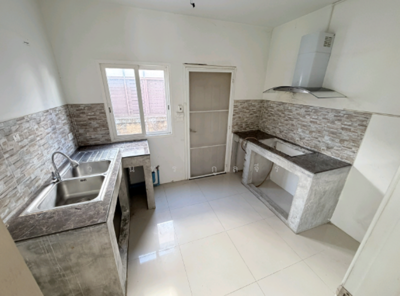 Golden Village Onnut-Pattanakan, Bangkok, Soi On Nut 65 Yak14, Prawet, Prawet, Bangkok, 4 Bedrooms, 166 sqm, Semi-Detached House (Twin House) For Sale, by วรินทร กูลจีรัง, 500161776 - DDproperty.com