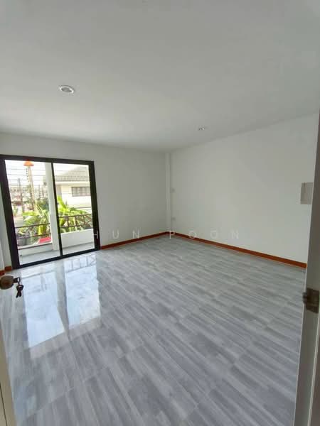For Rent! 3-Storey Townhome | Pet Friendly | Company Registration Allowed (SPSSR97), Samut Prakan, ถ. เทพารักษ์ หม.10, Thepharak, Muang Samut Prakarn, Samut Prakan, 4 Bedrooms, 72 sqm, Townhouse For Rent, by Khun Poon, 500162723 - DDproperty.com