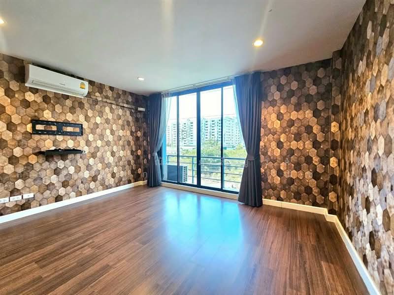 For Sale - อาคารพาณิชย์ 4 ชั้น 26.6 ตร.ว. หมู่บ้านเดอะรักษ์ รามอินทรา 65 ใกล้ตลาดถนอมมิตร, Bangkok