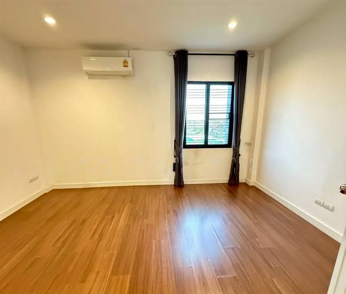 For Sale - อาคารพาณิชย์ 4 ชั้น 26.6 ตร.ว. หมู่บ้านเดอะรักษ์ รามอินทรา 65 ใกล้ตลาดถนอมมิตร, Bangkok