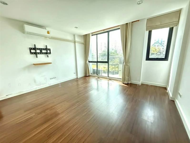 For Sale - อาคารพาณิชย์ 4 ชั้น 26.6 ตร.ว. หมู่บ้านเดอะรักษ์ รามอินทรา 65 ใกล้ตลาดถนอมมิตร, Bangkok