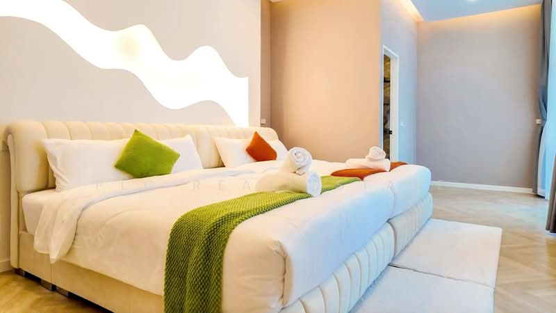 For Sale - Luxury Pool View Villa 5 Bedroom in East Pattaya, Chon Buri (Pattaya)