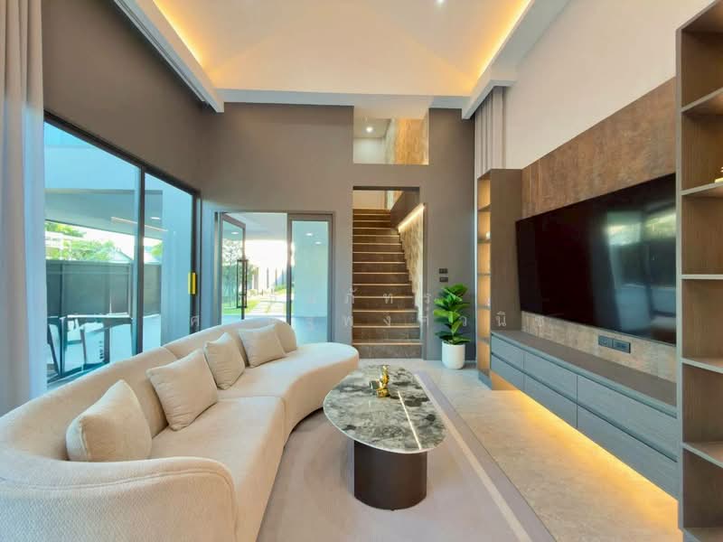 Modern Pool Villa + Private Guest House for sale, Chon Buri (Pattaya), Bang Lamung, Bang Lamung (Pattaya), Chon Buri (Pattaya), 4 Bedrooms, 380 sqm, Single Detached House For Sale, by ธนภัทร เศรษฐพงศ์วนิช, 500163299 - DDproperty.com