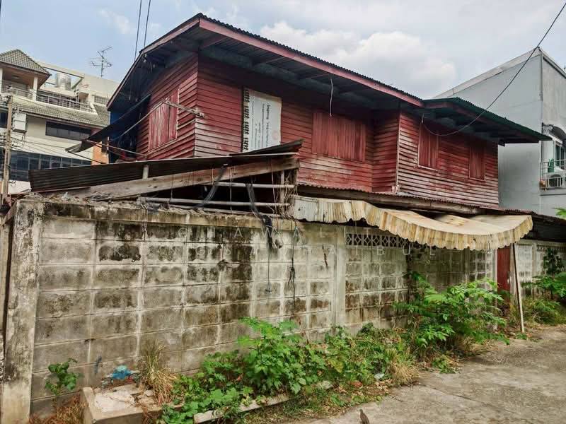 Corner plot of land for sale, Prachachuen 2 Soi 1-6 (Suwannadee 3 Soi), with two wooden houses., Bangkok, ประชาชื่น, Bang Sue, Bang Sue, Bangkok, , 336 sqm, Land For Sale, by CHAWALIT KONGSAKPAIBUL, 500163565 - DDproperty.com