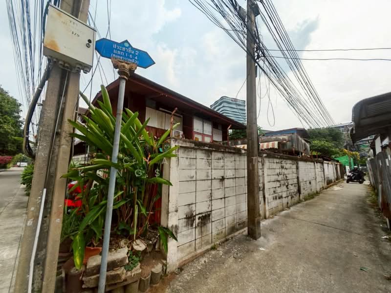 Corner plot of land for sale, Prachachuen 2 Soi 1-6 (Suwannadee 3 Soi), with two wooden houses., Bangkok, ประชาชื่น, Bang Sue, Bang Sue, Bangkok, , 336 sqm, Land For Sale, by CHAWALIT KONGSAKPAIBUL, 500163565 - DDproperty.com