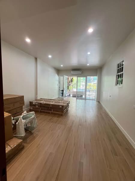 5-BR House, Bangkok, Huai Khwang, Huai Khwang, Bangkok, 5 Bedrooms, 360 sqm, Single Detached House For Rent, by Suthasin Boonkong, 500163829 - DDproperty.com
