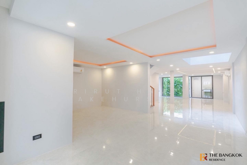 House Area Ekamai, Bangkok, Khlong Tan Nua, Watthana, Bangkok, 5 Bedrooms, 303 sqm, Townhouse For Sale, by Sirirut Havee Akehurst, 500164490 - DDproperty.com