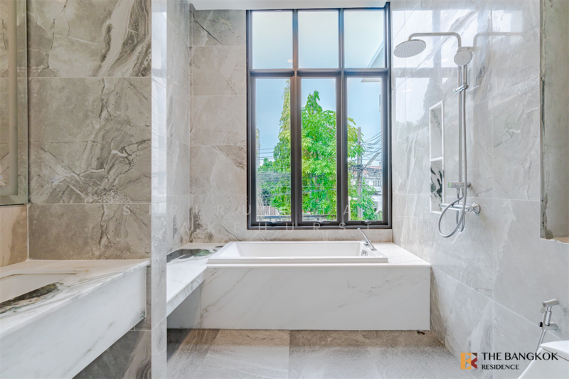 House Area Ekamai, Bangkok, Khlong Tan Nua, Watthana, Bangkok, 5 Bedrooms, 303 sqm, Townhouse For Sale, by Sirirut Havee Akehurst, 500164490 - DDproperty.com