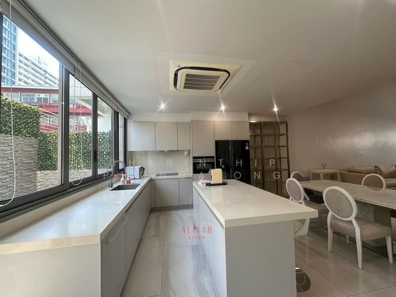 Quarter 39, Bangkok, 138  Soi Sukhumvit 39, Khlong Tan Nua, Watthana, Bangkok, 4 Bedrooms, 500 sqm, Townhouse For Rent, by Charinthip Phungalong, 500164611 - DDproperty.com