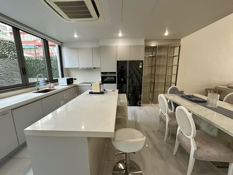 Quarter 39, Bangkok, 138  Soi Sukhumvit 39, Khlong Tan Nua, Watthana, Bangkok, 4 Bedrooms, 500 sqm, Townhouse For Rent, by Charinthip Phungalong, 500164611 - DDproperty.com