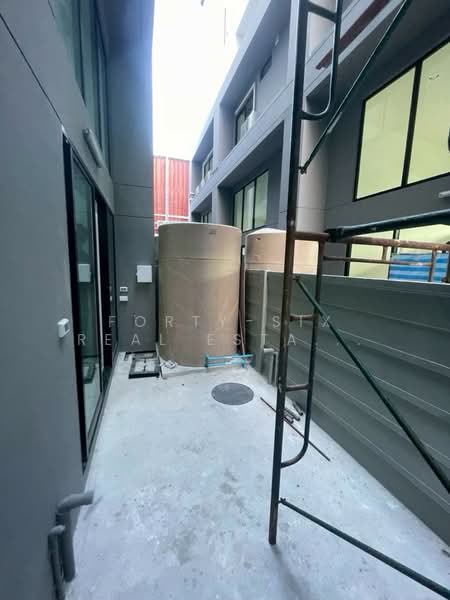 For Sale - ขายด่วน Home office ในโครงการ Nirvana@work กรุงเทพ-กรีฑา, Bangkok