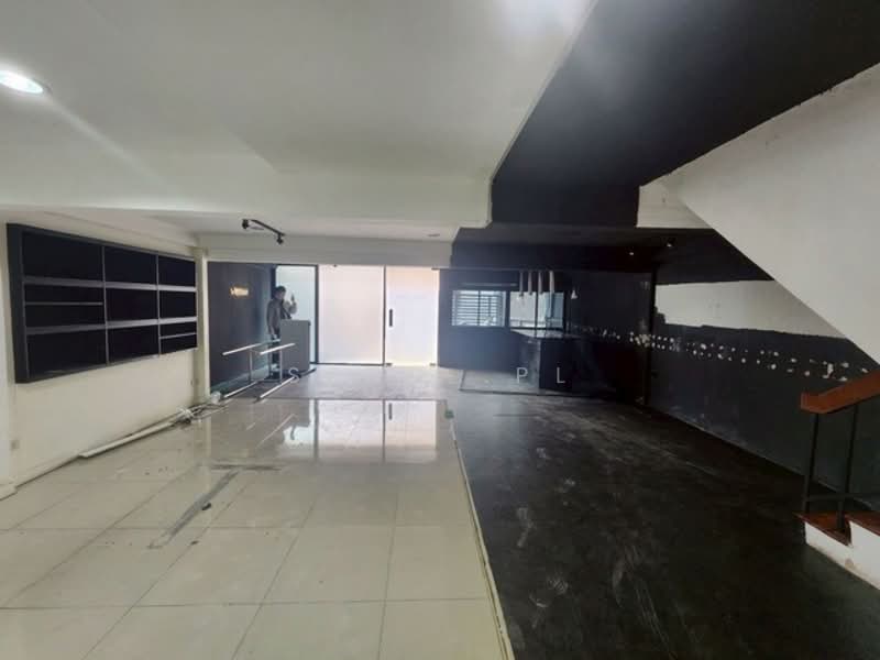 ให้เช่าทาวน์โฮม 3ชั้น ทำเลใจกลางเมืองย่านสุขุมวิท26 ใกล้ BTS, Bangkok, Khong Tan, Khlong Toei, Bangkok, 4 Bedrooms, 250 sqm, Townhouse For Rent, by Narong Chutianankasem, 500165392 - DDproperty.com