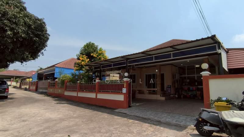 ขายบ้านเดี่ยวทำเลดี สัตหีบ-เตาถ่าน ใกล้ถนนสุขุมวิทเพียง 4 นาที!! พื้นที่กว้าง เดินทางสะดวก, ชลบุรี, สัตหีบ, สัตหีบ, ชลบุรี, 108 ตร.ม., บ้านเดี่ยว ขาย, โดย Lookpla, 500165393 - DDproperty.com