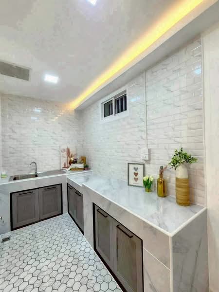 Baan Fah Rangsit Klong 4 : บ้านฟ้ารังสิต คลอง 4, ปทุมธานี, ทางหลวงแผ่นดินหมายเลข 305 ต.บึงยี่โถ อ.ธัญบุรี จ.ปทุมธานี, บึงยี่โถ, ธัญบุรี, ปทุมธานี, 64 ตร.ม., ทาวน์เฮ้าส์ ขาย, โดย สรภพ ยอดไชย (สีฝุ่น), 500165422 - DDproperty.com