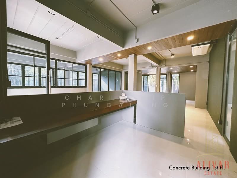 Newly renovated commercial building on Soi Ratchadaphisek 32, Bangkok, Chan Kasem, Chatuchak, Bangkok, , 1,200 sqm, Shophouse For Rent, by Charinthip Phungalong, 500165486 - DDproperty.com