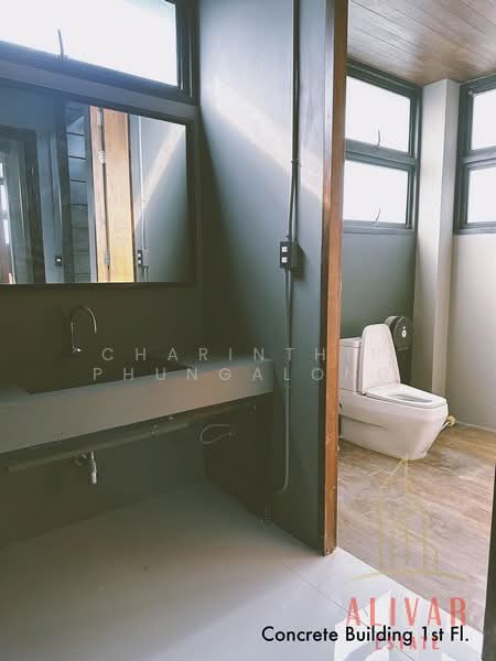 Newly renovated commercial building on Soi Ratchadaphisek 32, Bangkok, Chan Kasem, Chatuchak, Bangkok, , 1,200 sqm, Shophouse For Rent, by Charinthip Phungalong, 500165486 - DDproperty.com