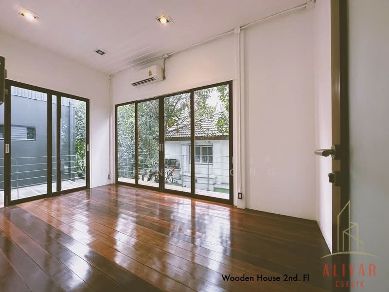 Newly renovated commercial building on Soi Ratchadaphisek 32, Bangkok, Chan Kasem, Chatuchak, Bangkok, , 1,200 sqm, Shophouse For Rent, by Charinthip Phungalong, 500165486 - DDproperty.com