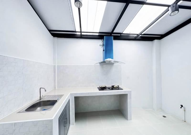 ขายทาวน์เฮาส์ รีโนเวทให้ใหม่กริบ พร้อมเข้าอยู่, Bangkok, เพชรเกษม 81 เลียบคลองภาษีเจริญ ฝั่งเหนือ, Nong Kang Plu, Nong Khaem, Bangkok, 2 Bedrooms, 110 sqm, Townhouse For Sale, by บุญชู อัศวฤทธิพรหม์, 500165493 - DDproperty.com