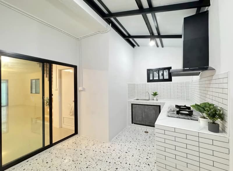 ขายถูก ทาวน์เฮาส์หลังมุม เนื้อที่เยอะมาก รีโนเวทใหม่กริบ พร้อมเข้าอยู่, Bangkok, เพชรเกษม 114, Nong Kang Plu, Nong Khaem, Bangkok, 2 Bedrooms, 190 sqm, Townhouse For Sale, by บุญชู อัศวฤทธิพรหม์, 500165519 - DDproperty.com