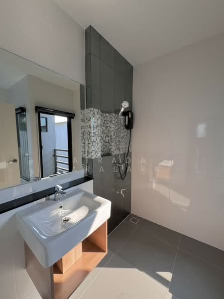 Baan Klang Muang Rama 9-Krungthep Kreetha, Bangkok, Soi Kanchanaphisek 23, Saphan Sung, Saphan Sung, Bangkok, 3 Bedrooms, 152 sqm, Townhouse For Rent, by Airada Parasarn, 500165571 - DDproperty.com