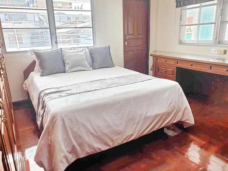 ให้เช่า บ้านเดี่ยว 2 ชั้น พร้อมเฟอร์นิเจอร์ ถนนสุทธิสาร ใกล้ MRT สุทธิสาร 1 กม., Bangkok, Samsen Nok, Huai Khwang, Bangkok, 4 Bedrooms, 250 sqm, Single Detached House For Rent, by Noppawan Ruangdech, 500165578 - DDproperty.com