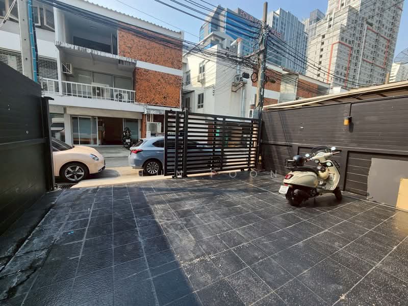 For Rent: Home Office | Sukhumvit 26 | Near BTS Phrom Phong (SPSSR103), Bangkok, สุขุมวิท26, Khong Tan, Khlong Toei, Bangkok, 4 Bedrooms, 250 sqm, Townhouse For Rent, by Khun Poon, 500165874 - DDproperty.com