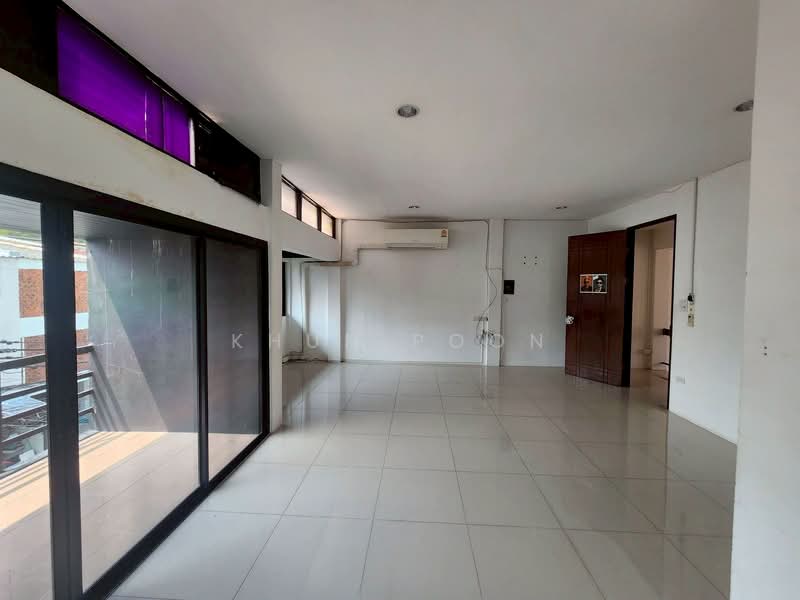 For Rent: Home Office | Sukhumvit 26 | Near BTS Phrom Phong (SPSSR103), Bangkok, สุขุมวิท26, Khong Tan, Khlong Toei, Bangkok, 4 Bedrooms, 250 sqm, Townhouse For Rent, by Khun Poon, 500165874 - DDproperty.com