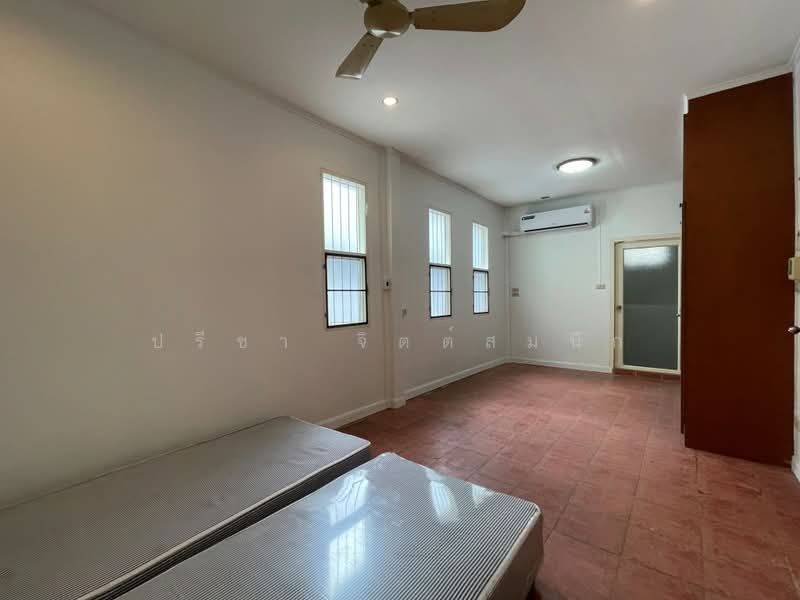 Detached house 3 bedroms with garden Pet-Friendly around BTS Thong Lo, Bangkok, Sukhumvit, Khlong Toei, Khlong Toei, Bangkok, 3 Bedrooms, 160 sqm, Single Detached House For Rent, by ปรีชา จิตต์สมนึก, 500165962 - DDproperty.com