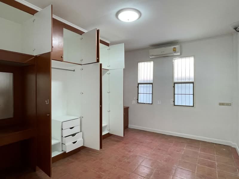 Detached house 3 bedroms with garden Pet-Friendly around BTS Thong Lo, Bangkok, Sukhumvit, Khlong Toei, Khlong Toei, Bangkok, 3 Bedrooms, 160 sqm, Single Detached House For Rent, by ปรีชา จิตต์สมนึก, 500165962 - DDproperty.com