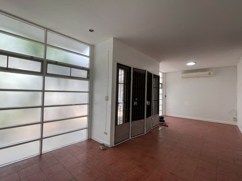 Detached house 3 bedroms with garden Pet-Friendly around BTS Thong Lo, Bangkok, Sukhumvit, Khlong Toei, Khlong Toei, Bangkok, 3 Bedrooms, 160 sqm, Single Detached House For Rent, by ปรีชา จิตต์สมนึก, 500165962 - DDproperty.com