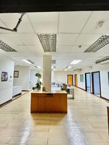 Office building for sale, suitable for a clinic or hospital, near Ratchayothin Intersection, Bangkok, Lat Yao, Chatuchak, Bangkok, , 3,000 sqm, Office Space For Sale, by Wisdom Real Estate, 500165992 - DDproperty.com