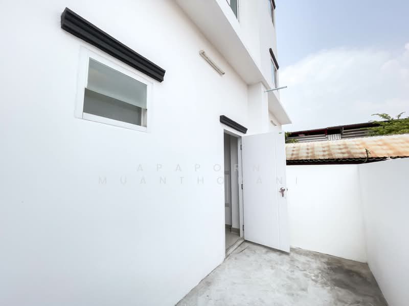 ขายอาคารพาณิชย์ 3 ชั้น หลังกลาง ไร่ขิง 26 ขายถูกที่สุดในย่านนี้ ทำโฮมออฟฟิศหรือค้าขายก็ปัง สภาพดีพ, Nakhon Pathom, Rai Khing, Sam Phran, Nakhon Pathom, , 144 sqm, Shophouse For Sale, by Apaporn Muanthorani, 500166002 - DDproperty.com