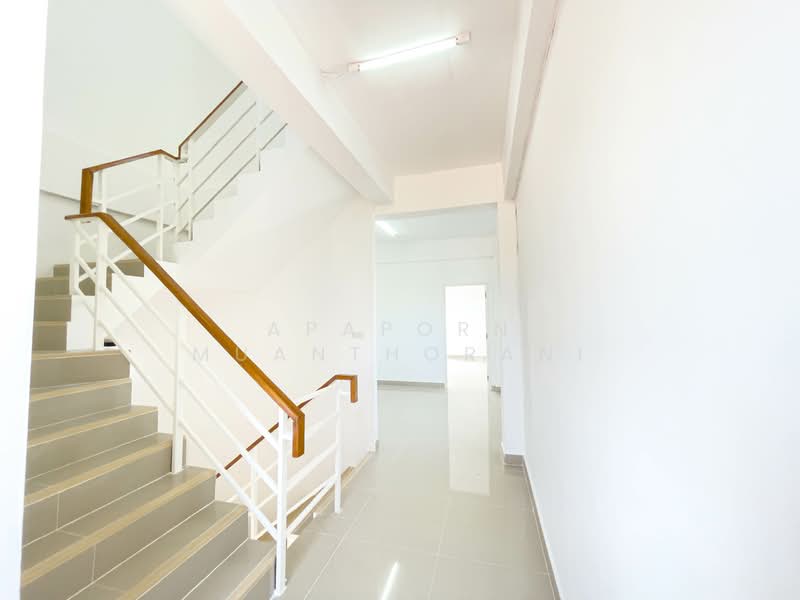 ขายอาคารพาณิชย์ 3 ชั้น หลังกลาง ไร่ขิง 26 ขายถูกที่สุดในย่านนี้ ทำโฮมออฟฟิศหรือค้าขายก็ปัง สภาพดีพ, นครปฐม, ไร่ขิง, สามพราน, นครปฐม, 144 ตร.ม., ตึกแถว-อาคารพาณิชย์ ขาย, โดย Apaporn Muanthorani, 500166002 - DDproperty.com