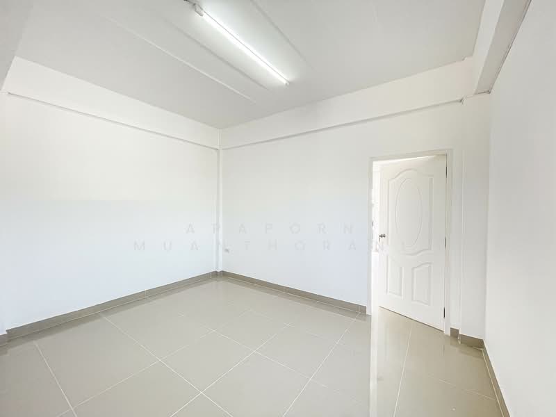 ขายอาคารพาณิชย์ 3 ชั้น หลังกลาง ไร่ขิง 26 ขายถูกที่สุดในย่านนี้ ทำโฮมออฟฟิศหรือค้าขายก็ปัง สภาพดีพ, Nakhon Pathom, Rai Khing, Sam Phran, Nakhon Pathom, , 144 sqm, Shophouse For Sale, by Apaporn Muanthorani, 500166002 - DDproperty.com