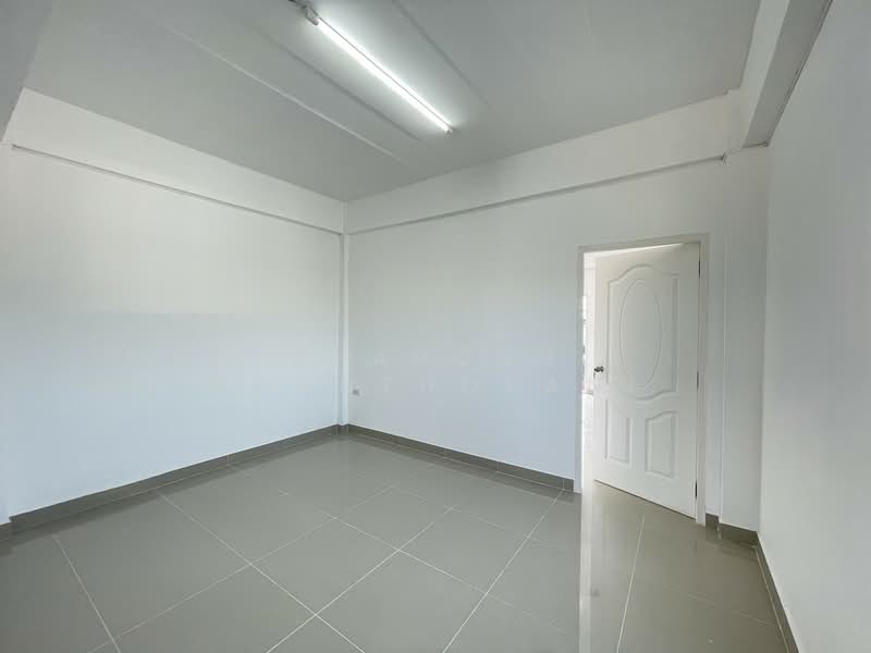 ขายตึกพาณิชย์ 3 ชั้น ซอย ไร่ขิง 26 หลังกลาง รีโนเวทใหม่ทั้งหลังราคาถูกสุดๆ, Nakhon Pathom, Rai Khing, Sam Phran, Nakhon Pathom, , 144 sqm, Shophouse For Sale, by Apaporn Muanthorani, 500166002 - DDproperty.com