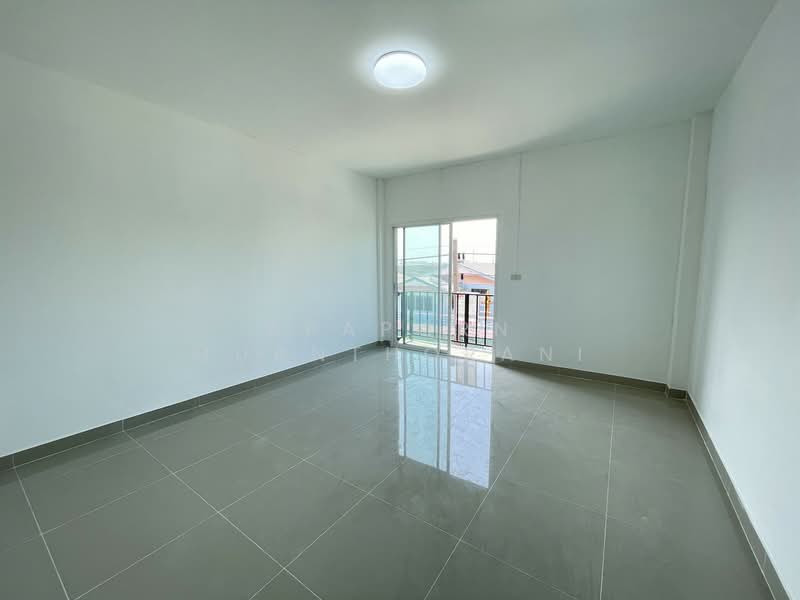 ขายตึกพาณิชย์ 3 ชั้น ซอย ไร่ขิง 26 หลังกลาง รีโนเวทใหม่ทั้งหลังราคาถูกสุดๆ, Nakhon Pathom, Rai Khing, Sam Phran, Nakhon Pathom, , 144 sqm, Shophouse For Sale, by Apaporn Muanthorani, 500166002 - DDproperty.com