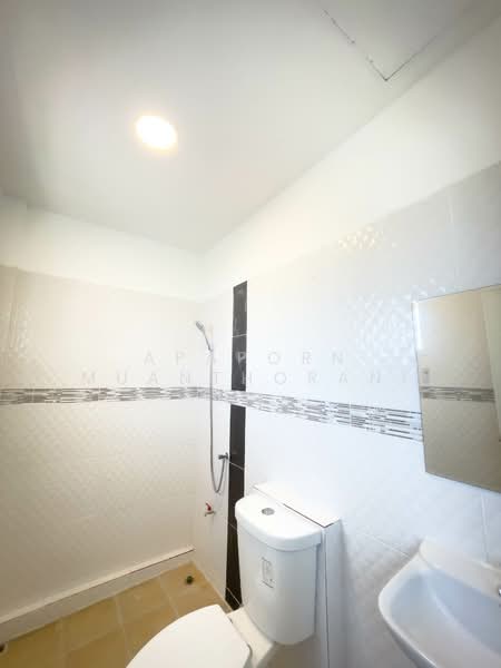 ขายอาคารพาณิชย์ 3 ชั้น หลังมุม ซอยไร่ขิง 26 ขายถูกที่สุดในย่านนี้ ทำโฮมออฟฟิศหรือค้าขายก็ปัง, นครปฐม, ไร่ขิง, สามพราน, นครปฐม, 144 ตร.ม., ตึกแถว-อาคารพาณิชย์ ขาย, โดย Apaporn Muanthorani, 500166022 - DDproperty.com