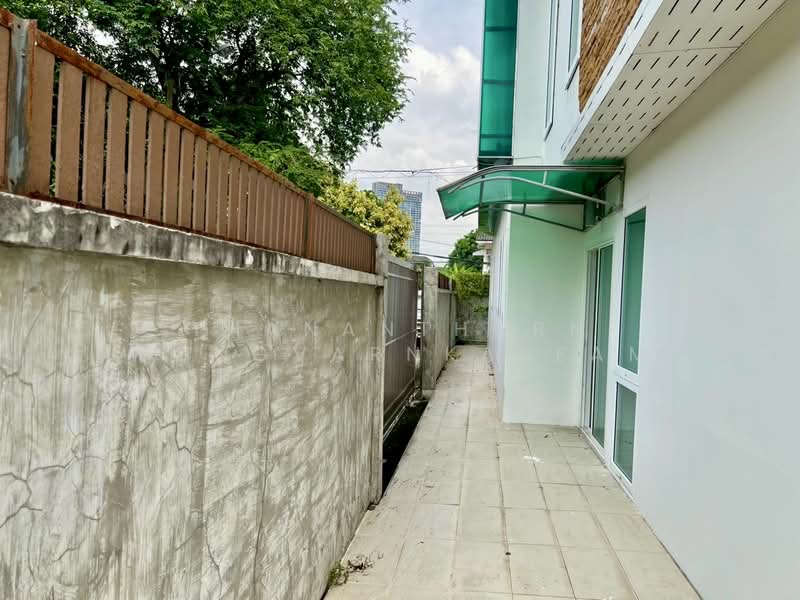 Corner Detached Home with Home Office Design | Vibhavadi 20, Bangkok, Jom Phon, Chatuchak, Bangkok, 3 Bedrooms, 241 sqm, Single Detached House For Rent, by Thananthorn Wongvarnkaseam, 500166750 - DDproperty.com