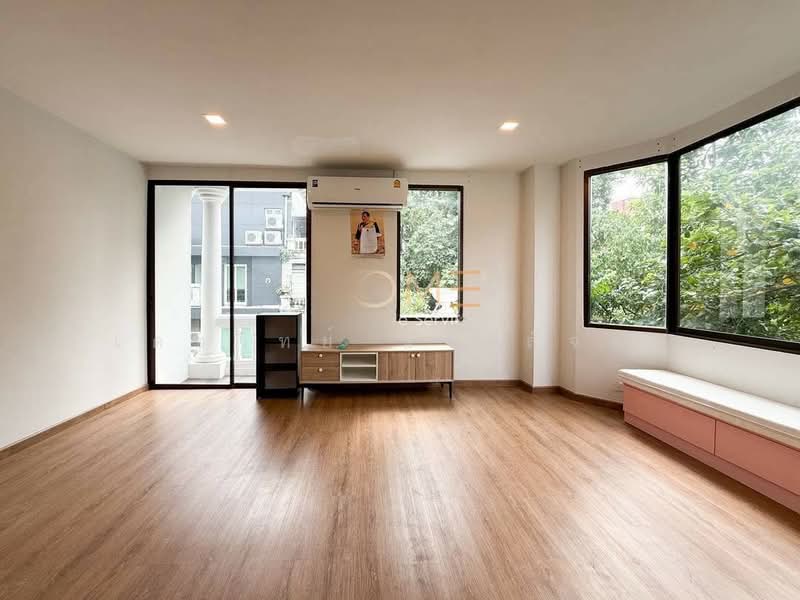 Semi-Detached Home for Sale, Mengjai, near International School, Bangkok, Samsen Nok, Huai Khwang, Bangkok, 4 Bedrooms, 400 sqm, Semi-Detached House (Twin House) For Sale, by เดชวิทย์ แจ้งสัจจา, 500166879 - DDproperty.com